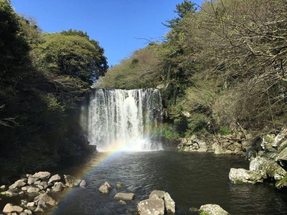涓流而下的天帝淵瀑布，虹影交錯在水流中，形成壯觀的天然景觀